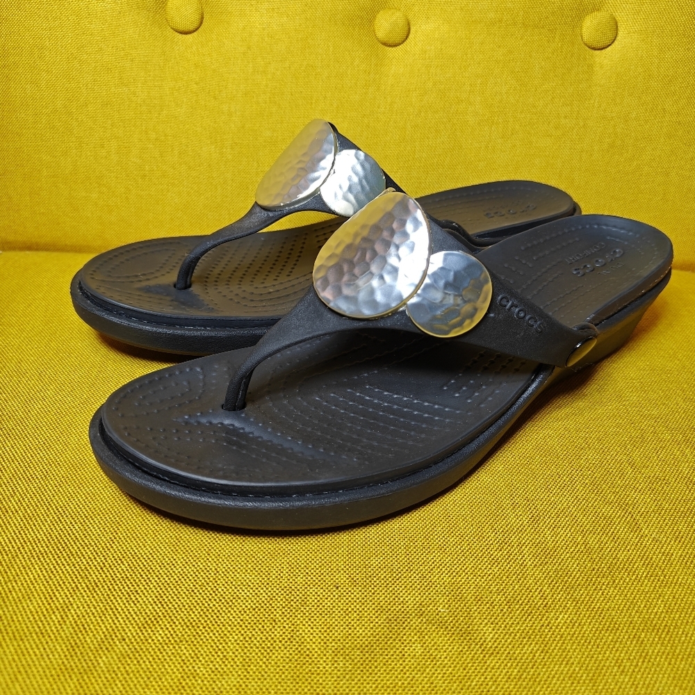 CROCS Sanrah Silver Hammered Medallion Black Wedge Thong Flip Flop Sandal Wmn 11